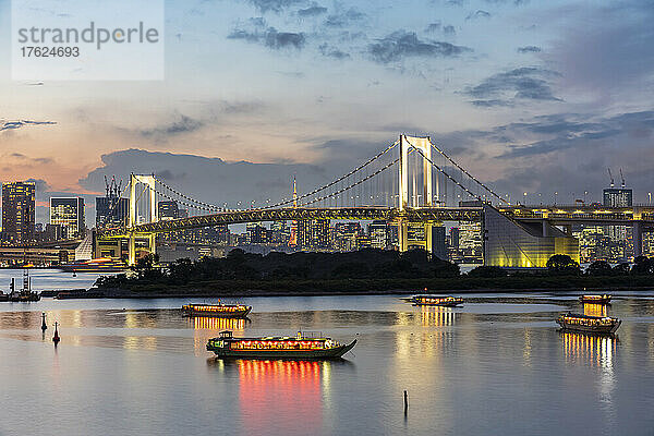 Japan  Kanto-Region  Tokio  Langzeitbelichtung der Bucht von Tokio und der Regenbogenbrücke in der Abenddämmerung