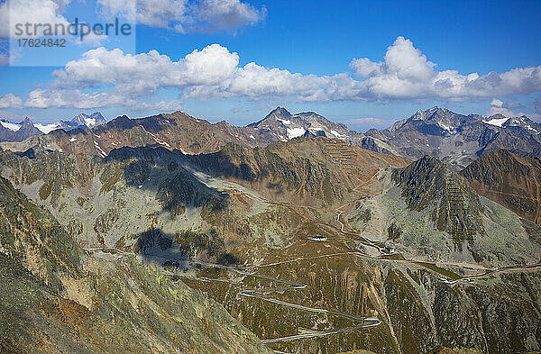 Blick auf die Ötztaler Gletscherstraße zum Rettenbachgletscher