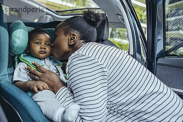 Mutter küsst ihren Sohn im Auto