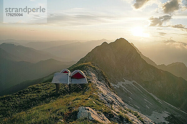 Zelt auf Berglandschaft bei Sonnenuntergang im Naturschutzgebiet Kaukasus  Sotschi  Russland
