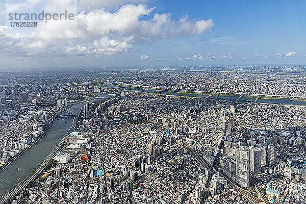 Japan  Kanto-Region  Tokio  Sumida-Fluss und umliegende Gebäude vom Tokyo Skytree aus gesehen