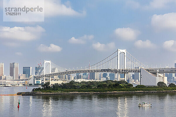 Japan  Kanto-Region  Tokio  Blick auf die Insel Odaiba mit der Regenbogenbrücke im Hintergrund