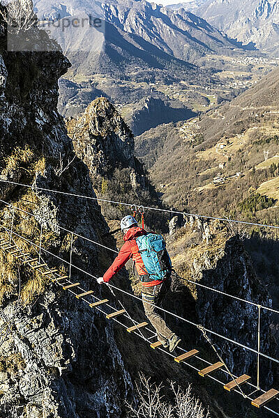 Determinanter Mann  der auf der tibetischen Brücke geht  Bergamasker Alpen  Bergamo  Italien