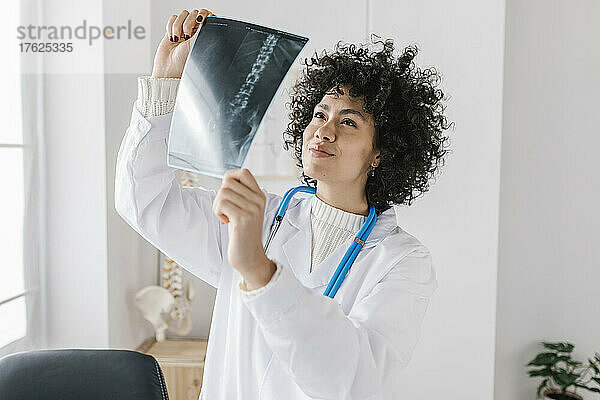 Arzt analysiert Röntgenbericht in medizinischer Klinik
