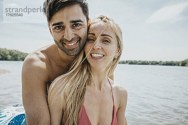 Lächelndes glückliches Paar im See