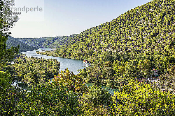 Idyllischer Blick auf den Fluss inmitten des Nationalparks Krka  Sibenik-Knin  Kroatien