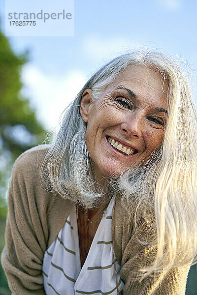Fröhliche Frau mit grauen Haaren