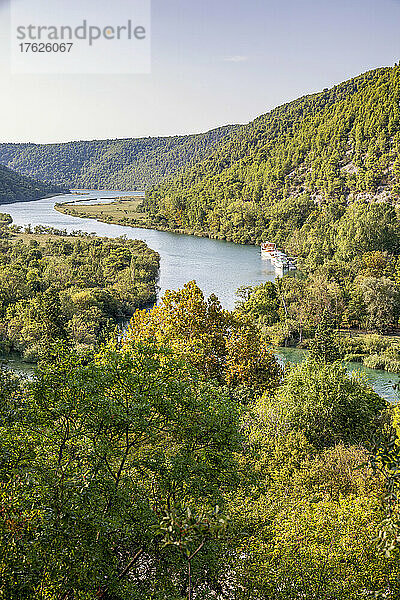 Malerische Aussicht auf den Fluss inmitten des Krka-Nationalparks  Sibenik-Knin  Kroatien