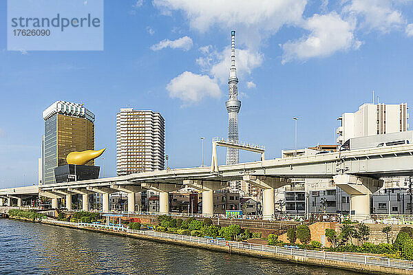 Japan  Kanto-Region  Tokio  Shuto Expressway mit Asahi Beer Hall und Tokyo Skytree im Hintergrund