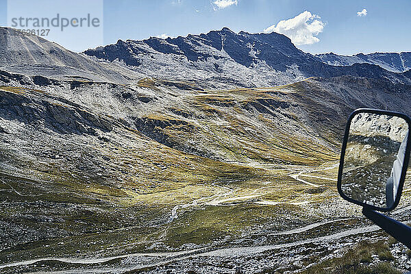 Seitenspiegel eines Autos am Colle Sommeiller  Turin  Italien