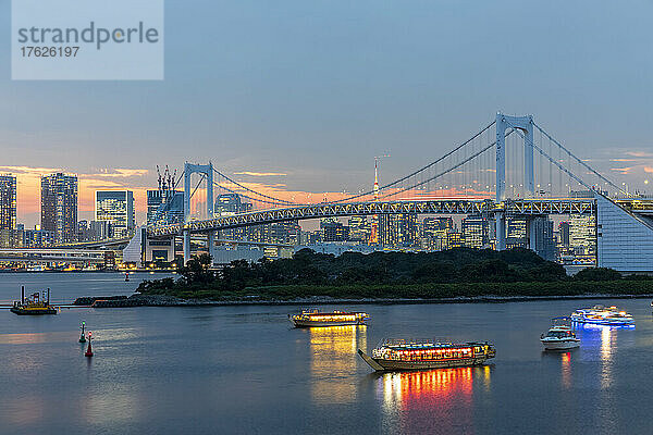 Japan  Kanto-Region  Tokio  Langzeitbelichtung der Bucht von Tokio und der Regenbogenbrücke in der Abenddämmerung