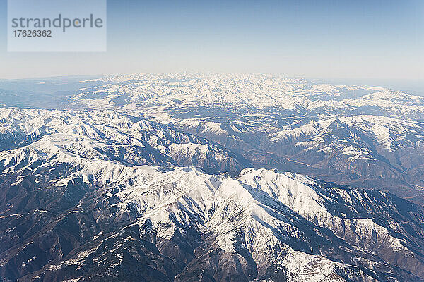 Schneebedeckte Berge vor klarem Himmel an einem sonnigen Tag