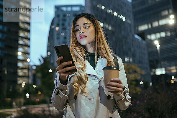 Schöne Frau benutzt Smartphone in der Stadt