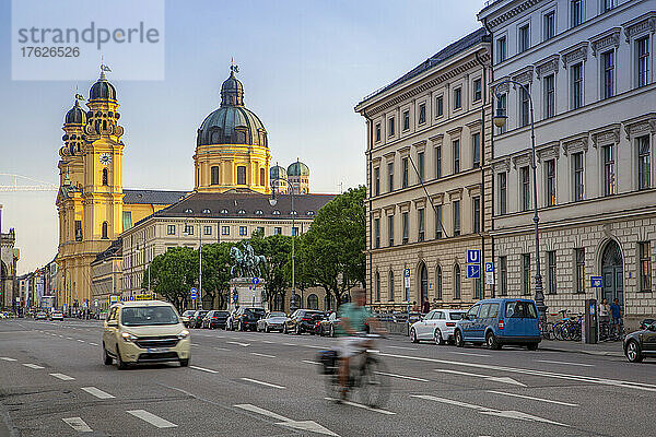 Deutschland  Bayern  München  Ludwigstraße mit Theatinerkirche im Hintergrund
