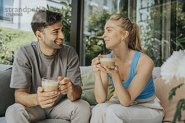 Paar trinkt gemeinsam Kaffee im Café