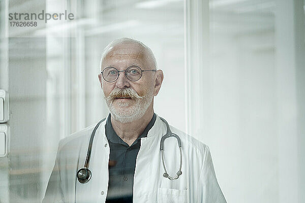 Leitender Arzt mit Schnurrbart und Brille in der medizinischen Klinik