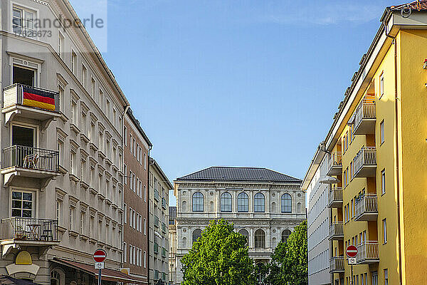 Deutschland  Bayern  München  Stadthäuser mit der Akademie der Bildenden Künste im Hintergrund
