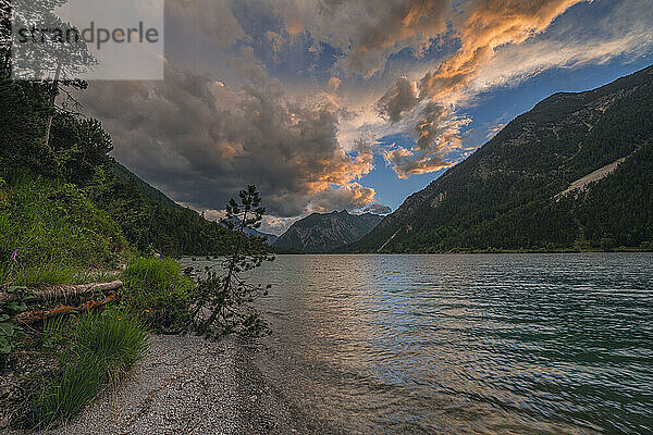 Ufer des Plansees in der bewölkten Sommerdämmerung