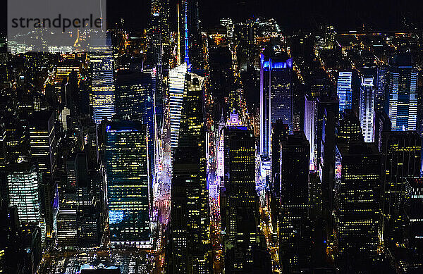 Die Stadt New York City  Manhattan  Luftaufnahme bei Nacht.