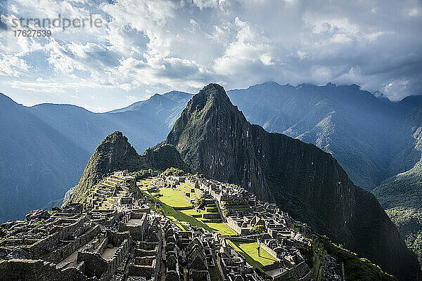 Machu Picchu  die Inka-Zitadelle hoch in den Anden  oberhalb des Heiligen Tals  Plateau mit Gebäuden und Terrassen.