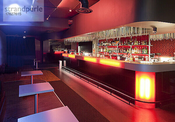 Nachtclub-Interieur  Veranstaltungsort für Gastfreundschaft und farbenfrohe Beleuchtung  große Bar.