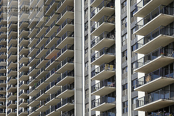 Außenansicht eines Eigentumswohnungsgebäudes  Reihen von Balkonen  Blick von unten.