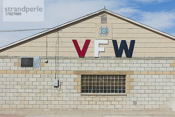 VFW-Gebäude  die Veterans of Foreign Wars-Organisation  Schild und Fenster.