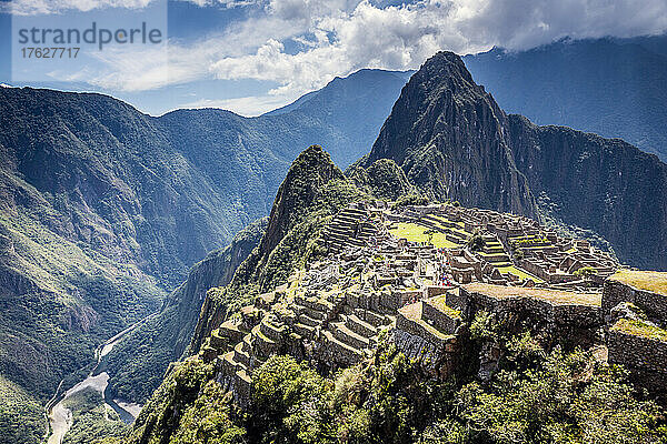 Machu Picchu  die Inka-Zitadelle hoch in den Anden  oberhalb des Heiligen Tals  Plateau mit Gebäuden und Terrassen.