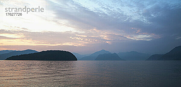 Morgenhimmel über dem friedlichen Howe Sound vor West Vancouver.