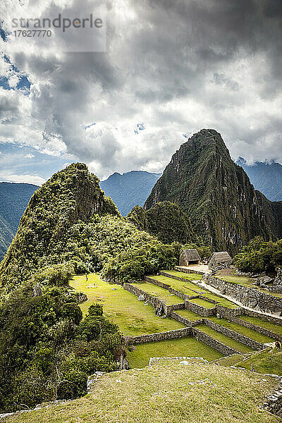 Machu Picchu  die Inka-Zitadelle hoch in den Anden  oberhalb des Heiligen Tals  Plateau mit Gebäuden und Terrassen.