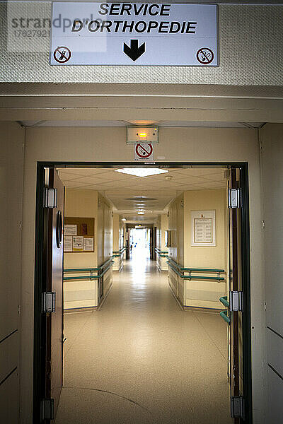 Eingang zu einer orthopädischen Abteilung eines Krankenhauszentrums.