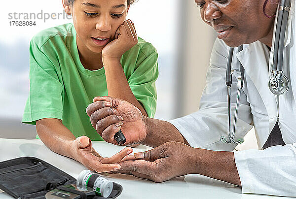 Konzept Kinder Diabetes Kinder mit Glukometer lernen  den Blutzuckerspiegel zu Hause zu überprüfen. Lernen Sie  ein Blutzuckermessgerät zu verwenden. Aufklärung diabetischer Kinder im Krankenhaus