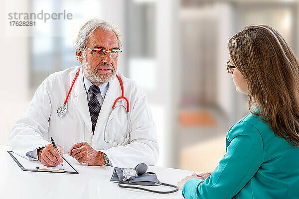 Beratung einer jungen Frau mit einem Arzt.