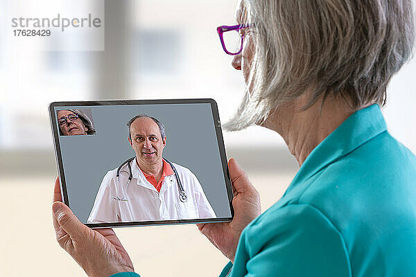 Patient mit Tablet  Fernkonsultation mit Arzt.