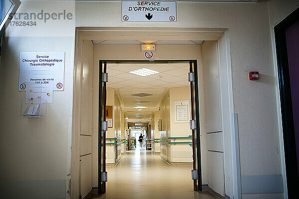 Eingang zu einer orthopädischen Abteilung eines Krankenhauses in Frankreich.