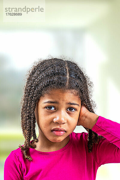 Kleines afroamerikanisches Mädchen mit Hörproblemen  vielleicht Verdacht auf Otitis