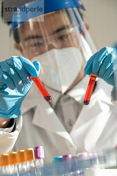 Labortechniker führt Blutuntersuchungen im Labor durch.