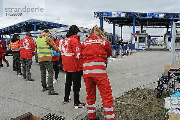 Grenzposten Isaccea – Rumänien. Aufnahme ukrainischer Flüchtlinge durch das Rumänische Rote Kreuz. Vertrieb von Heißgetränken  Lebensmitteln  Kuscheltieren  Kleidung  Windeln  Medikamenten