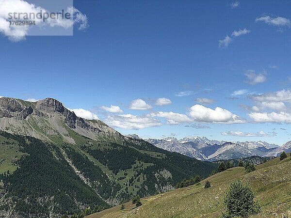 Blick auf die Berge von Saint-Véran aus  dem höchstgelegenen Alpendorf Europas auf einer Höhe von 2400 m.