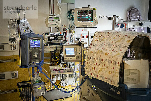 Inkubatoren im Neugeborenen-Wiederbelebungsraum eines Krankenhauszentrums.