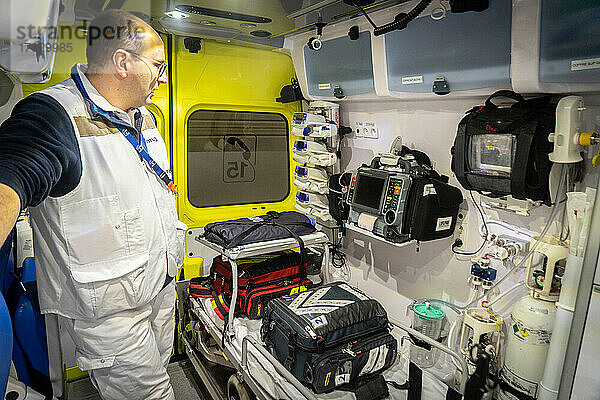 Das SMUR verfügt über leichte Fahrzeuge für schnelle Einsätze und Krankenwagen  wenn der Einsatz den Transport der Verletzten erfordert.