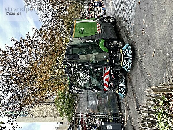 Straßenkehrmaschine zum Reinigen der Straßen und Gehwege der Stadt Paris  hier am Ende eines Marktes.