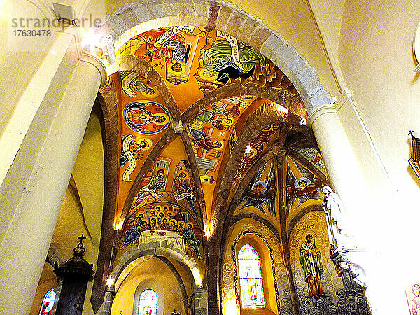 Fresken der Saint-Victor-Kirche von Michael Greschny  Swims  Tarn  Frankreich.