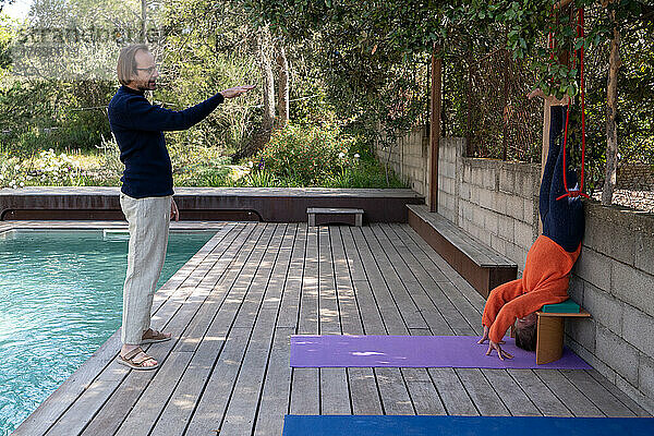 Paar praktiziert Yoga.