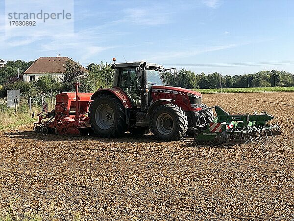 GPS-geführter Traktor auf einem Feld in der Picardie  Saint-Vaast-lès-Mello  Hauts-de-France  Frankreich.