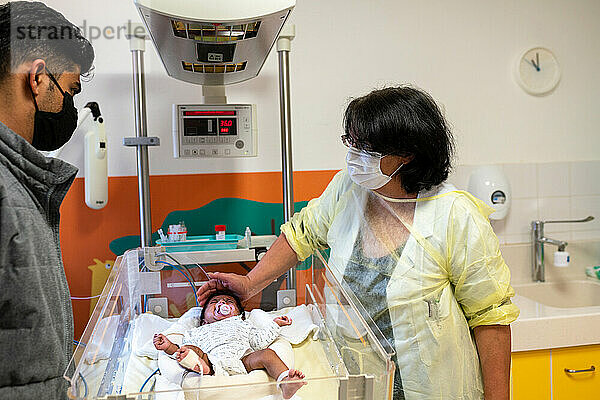 Epidemie von Bronchiolitis und geschlossenen Betten in pädiatrischen Einrichtungen. Mangel an Pflegekräften und sehr prekäre Situation. Bry Sur Marne  29.10.2021. Foto von Aline Morcillo / Hans Lucas. Bronchiolitis-Epidemie und geschlossene Betten auf Kinderstationen. Mangel an Pflegekräften und eine sehr prekäre Situation.