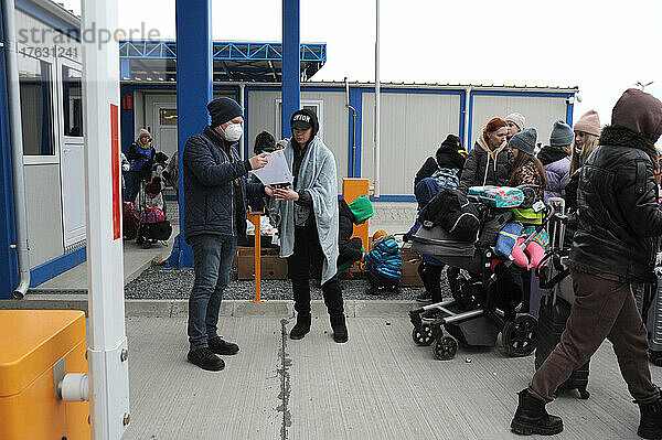 Aufnahme ukrainischer Flüchtlinge am Grenzposten Isaccea - Rumänien
