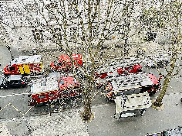 Einsatz der Pariser Feuerwehr für Brand- und Personenhilfe.