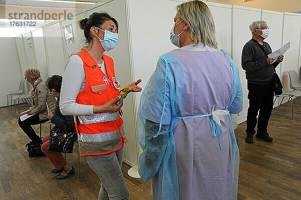 Überwachung von Personen nach Injektion eines Impfstoffs gegen Covid-19 in einem Impfzentrum. Freiwillige des Französischen Roten Kreuzes sind für die Überwachung von Menschen für einen Zeitraum von 15 Minuten verantwortlich. In Abbeville (80).