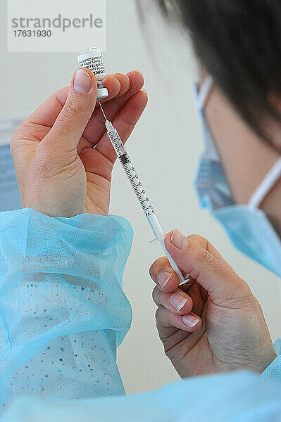 Vorbereitung der Impfstoffdosis gegen Covid-19 durch eine Krankenschwester in einem Impfzentrum. Impfzentrum Abbeville (80)  Pfizer-Impfstoff.